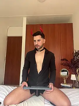 Snapshot of Dark_beauty2 chatting on 10/31/25, 05:47 Dark beauty2 online show from 10/31/25, 05:47