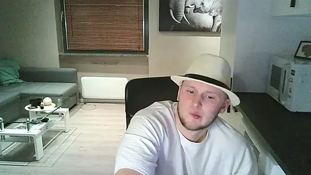 Snapshot of Dartanjanas13 chatting on 10/31/25, 08:10 Dartanjanas13 online show from 10/31/25, 08:10