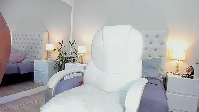 Snapshot of ScarlettGonzalez_ chatting on 10/25/25, 08:03 ScarlettGonzalez  online show from 10/25/25, 08:03
