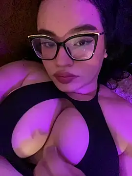 Snapshot of Emily_Taylor2 chatting on 09/27/25, 03:33 Emily Taylor2 online show from 09/27/25, 03:33