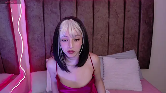 Snapshot of Megan__cole1 chatting on 09/23/25, 04:48 Megan cole1 online show from 09/23/25, 04:48