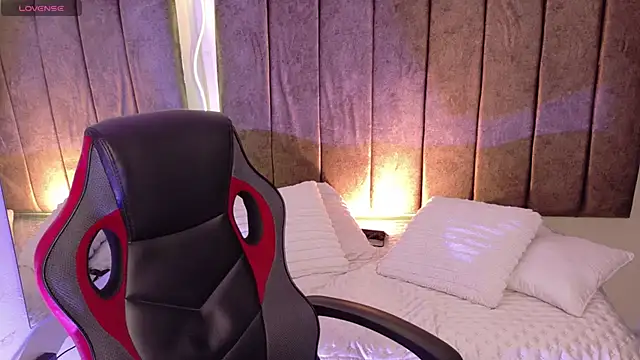 Snapshot of Megan__cole1 chatting on 10/08/25, 07:33 Megan cole1 online show from 10/08/25, 07:33