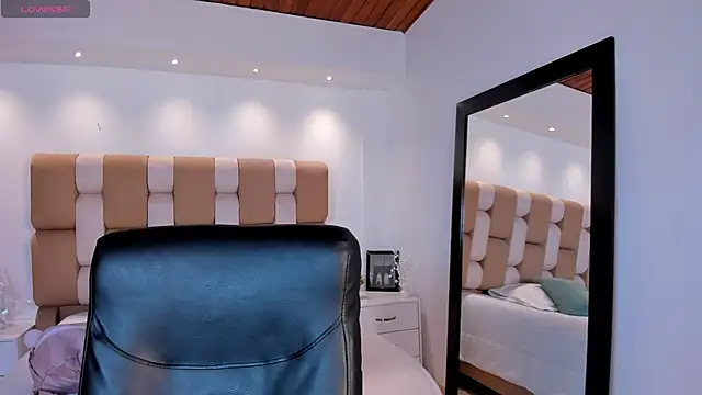 AidaJones online show from 10/30/25, 03:02