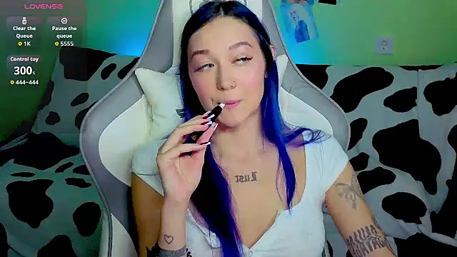 Snapshot of Im_suka chatting on 10/13/25, 02:44 Im suka online show from 10/13/25, 02:44