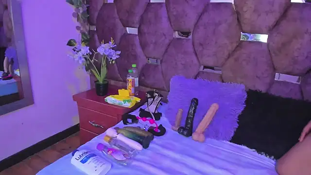 Thiana Taylor online show from 11/29/25, 12:19