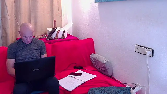 Snapshot of IvonneAndDom chatting on 02/18/26, 11:17 IvonneAndDom online show from 02/18/26, 11:17