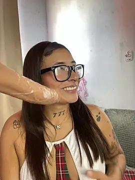 Snapshot of AnnieCouperr chatting on 11/28/25, 03:47 AnnieCouperr online show from 11/28/25, 03:47