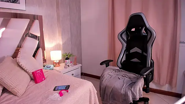 Clhoe Johnson online show from 10/02/25, 02:40