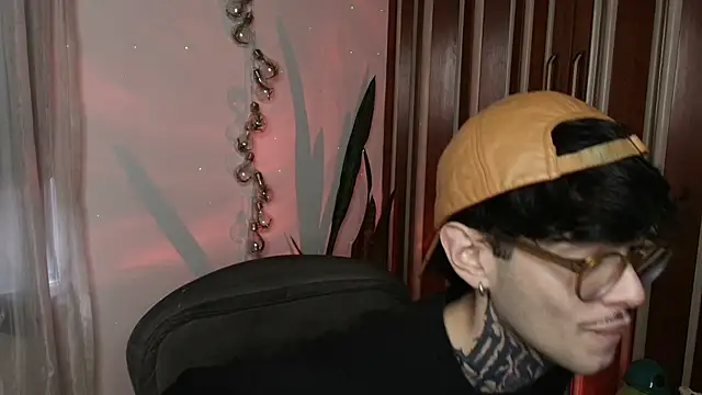 Snapshot of Mihail_leroy chatting on 12/21/25, 09:44 Mihail leroy online show from 12/21/25, 09:44