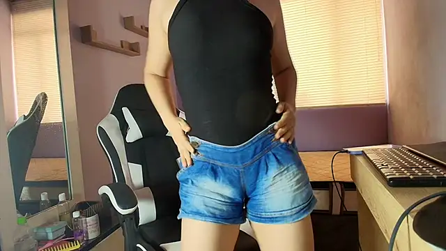 Snapshot of luna_desiree chatting on 10/13/25, 01:44 luna desiree online show from 10/13/25, 01:44