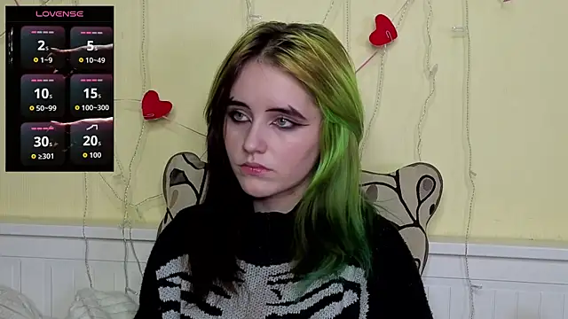 Snapshot of PortiaHedge chatting on 10/20/25, 07:25 PortiaHedge online show from 10/20/25, 07:25