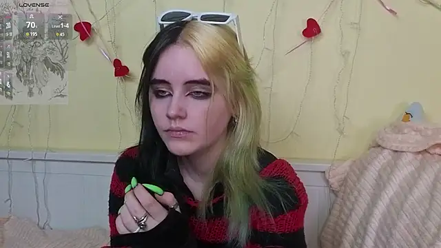 Snapshot of PortiaHedge chatting on 10/24/25, 06:15 PortiaHedge online show from 10/24/25, 06:15