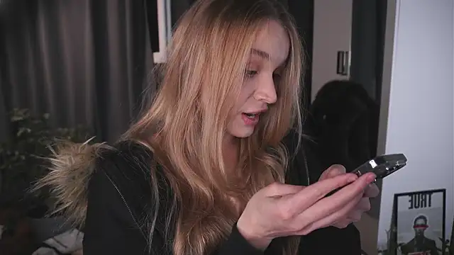 lisa schiele online show from 10/27/25, 08:13