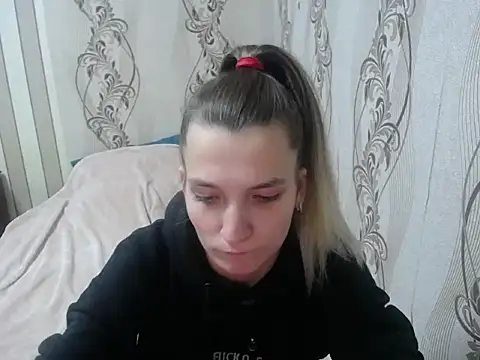 Snapshot of AlissaClark chatting on 10/26/25, 09:21 AlissaClark online show from 10/26/25, 09:21