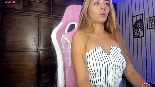 Snapshot of Luisa_Red chatting on 04/15/26, 02:29 Luisa Red online show from 04/15/26, 02:29