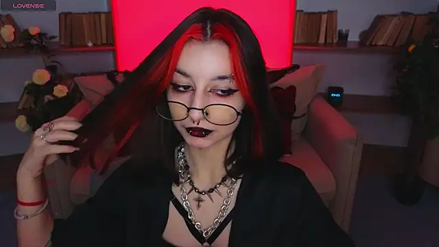 Snapshot of Mistress__Marcelline chatting on 11/14/25, 10:47 Mistress Marcelline online show from 11/14/25, 10:47