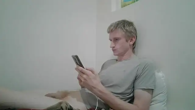 Snapshot of tcute0 chatting on 04/09/26, 06:19 tcute0 online show from 04/09/26, 06:19