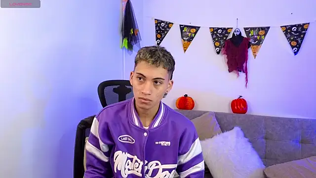 Snapshot of yulian_vasquez chatting on 10/29/25, 12:18 yulian vasquez online show from 10/29/25, 12:18