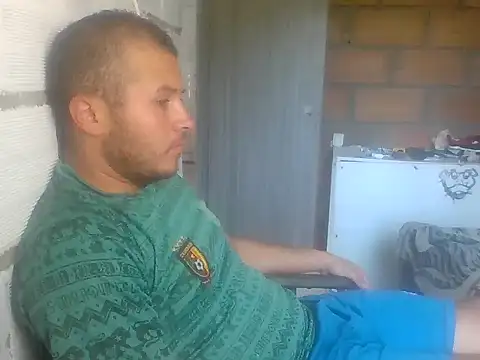 Snapshot of santiii___12 chatting on 12/14/25, 04:56 santiii 12 online show from 12/14/25, 04:56