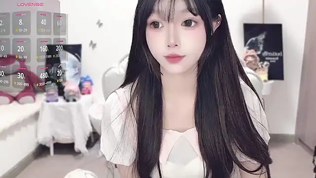 Snapshot of -EEBABY chatting on 10/19/25, 10:43 -EEBABY online show from 10/19/25, 10:43