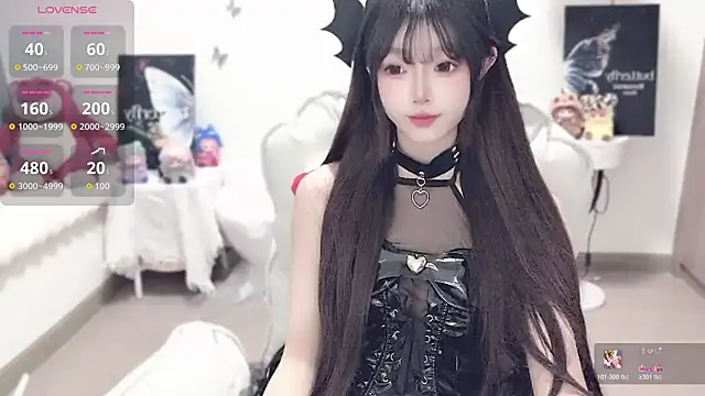 Snapshot of -EEBABY chatting on 10/31/25, 01:12 -EEBABY online show from 10/31/25, 01:12