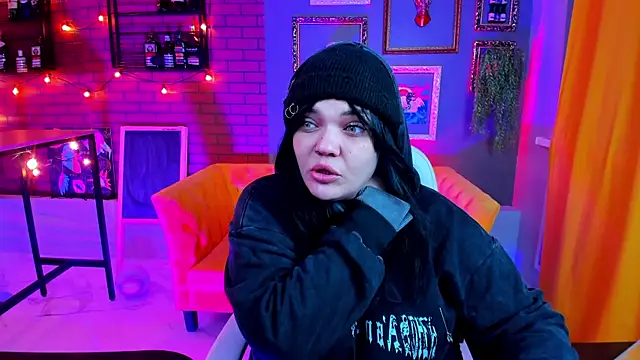 Snapshot of MaryHarrys chatting on 11/06/25, 10:54 MaryHarrys online show from 11/06/25, 10:54