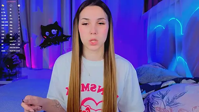 Snapshot of -CindyLou chatting on 10/23/25, 08:18 -CindyLou online show from 10/23/25, 08:18