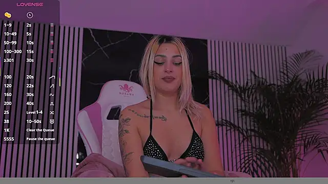 Snapshot of daisyblushh chatting on 12/20/25, 04:14 daisyblushh online show from 12/20/25, 04:14