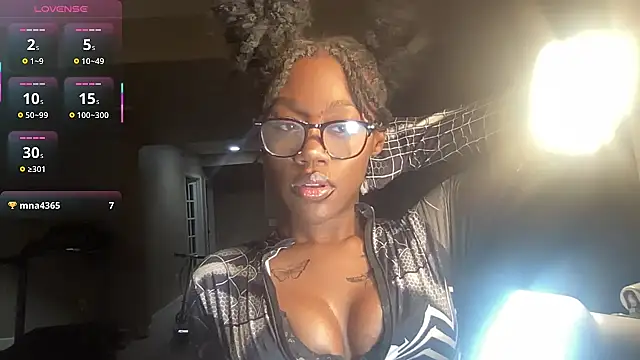 Snapshot of maskedgirl5005 chatting on 09/26/25, 09:52 maskedgirl5005 online show from 09/26/25, 09:52