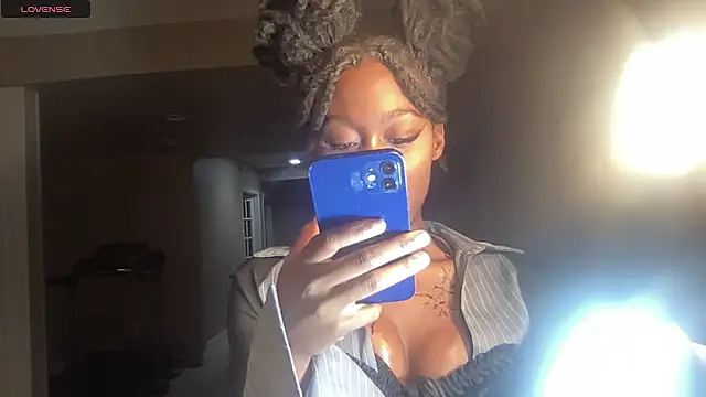 Snapshot of maskedgirl5005 chatting on 09/28/25, 12:38 maskedgirl5005 online show from 09/28/25, 12:38