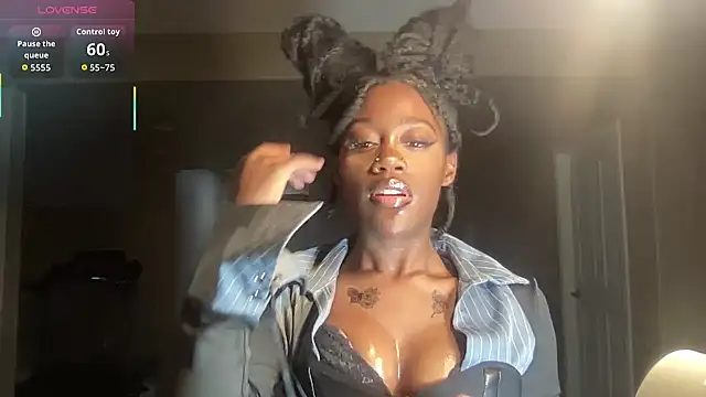 Snapshot of maskedgirl5005 chatting on 10/01/25, 11:44 maskedgirl5005 online show from 10/01/25, 11:44