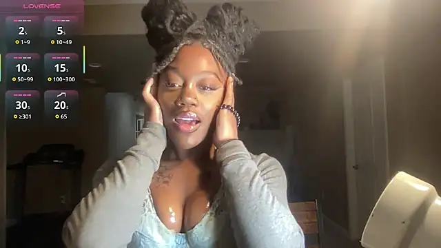 Snapshot of maskedgirl5005 chatting on 10/04/25, 08:40 maskedgirl5005 online show from 10/04/25, 08:40