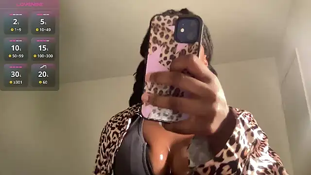 Snapshot of maskedgirl5005 chatting on 10/26/25, 03:45 maskedgirl5005 online show from 10/26/25, 03:45