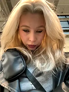 Snapshot of Cum_girlss chatting on 10/17/25, 04:59 Cum girlss online show from 10/17/25, 04:59