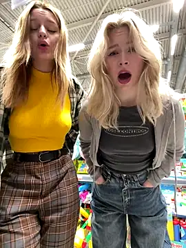 Snapshot of Cum_girlss chatting on 10/19/25, 04:13 Cum girlss online show from 10/19/25, 04:13