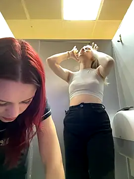 Snapshot of Cum_girlss chatting on 11/21/25, 05:44 Cum girlss online show from 11/21/25, 05:44