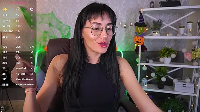 Snapshot of EviLune chatting on 10/29/25, 09:05 EviLune online show from 10/29/25, 09:05