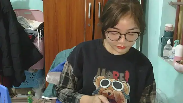 Uhem112 online show from 11/18/25, 01:11