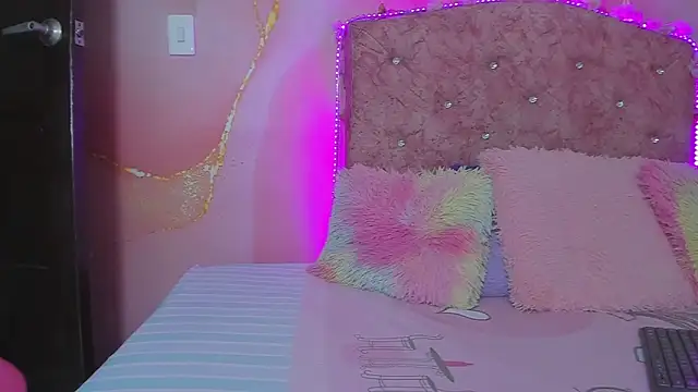 violet taylor  online show from 10/04/25, 02:20