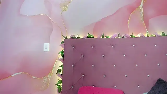 Snapshot of violet_taylor_ chatting on 04/11/26, 02:16 violet taylor online show from 04/11/26, 02:16