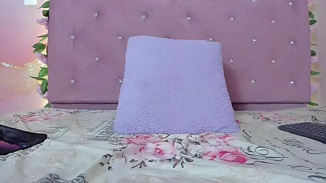 Snapshot of violet_taylor_ chatting on 05/18/26, 02:29 violet taylor online show from 05/18/26, 02:29