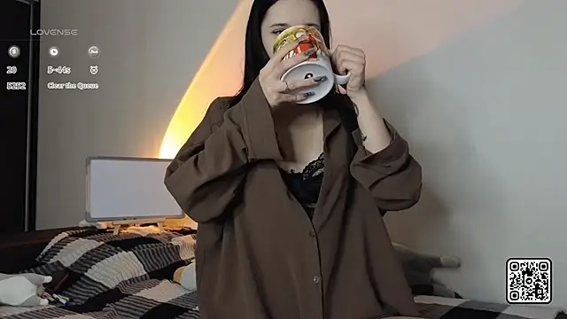 Snapshot of OdelynBagge chatting on 11/14/25, 05:11 OdelynBagge online show from 11/14/25, 05:11