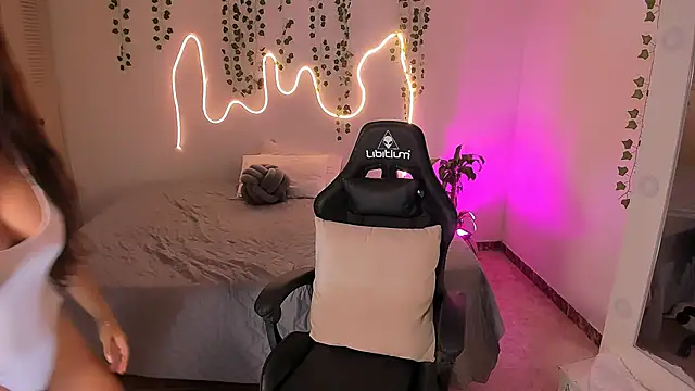 Snapshot of sara_doll77 chatting on 11/26/25, 08:43 sara doll77 online show from 11/26/25, 08:43