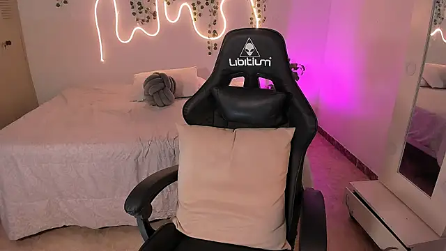 Snapshot of sara_doll77 chatting on 12/01/25, 11:43 sara doll77 online show from 12/01/25, 11:43