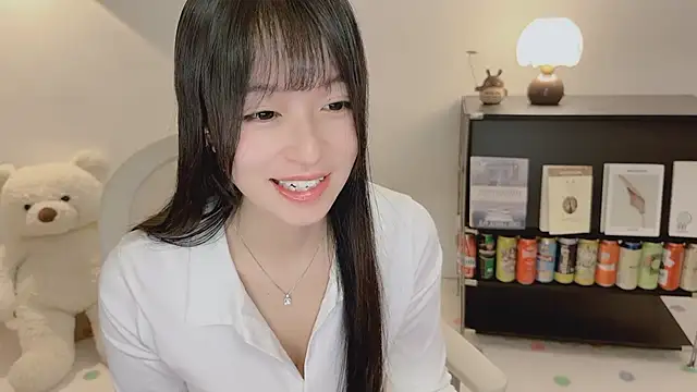 Snapshot of Onechestnut chatting on 06/05/26, 03:35 Onechestnut online show from 06/05/26, 03:35