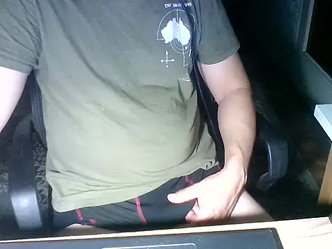 Snapshot of zee06 chatting on 11/05/25, 09:04 zee06 online show from 11/05/25, 09:04