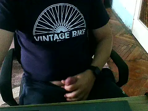 Snapshot of zee06 chatting on 12/15/25, 12:42 zee06 online show from 12/15/25, 12:42