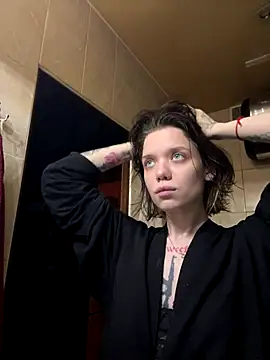 Snapshot of enchanting_chloe chatting on 10/10/25, 05:45 enchanting chloe online show from 10/10/25, 05:45