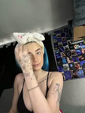 Snapshot of Bluetingx chatting on 10/17/25, 11:24 Bluetingx online show from 10/17/25, 11:24