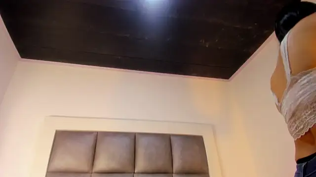 Snapshot of Mia_lopez__ chatting on 09/23/25, 01:03 Mia lopez   online show from 09/23/25, 01:03